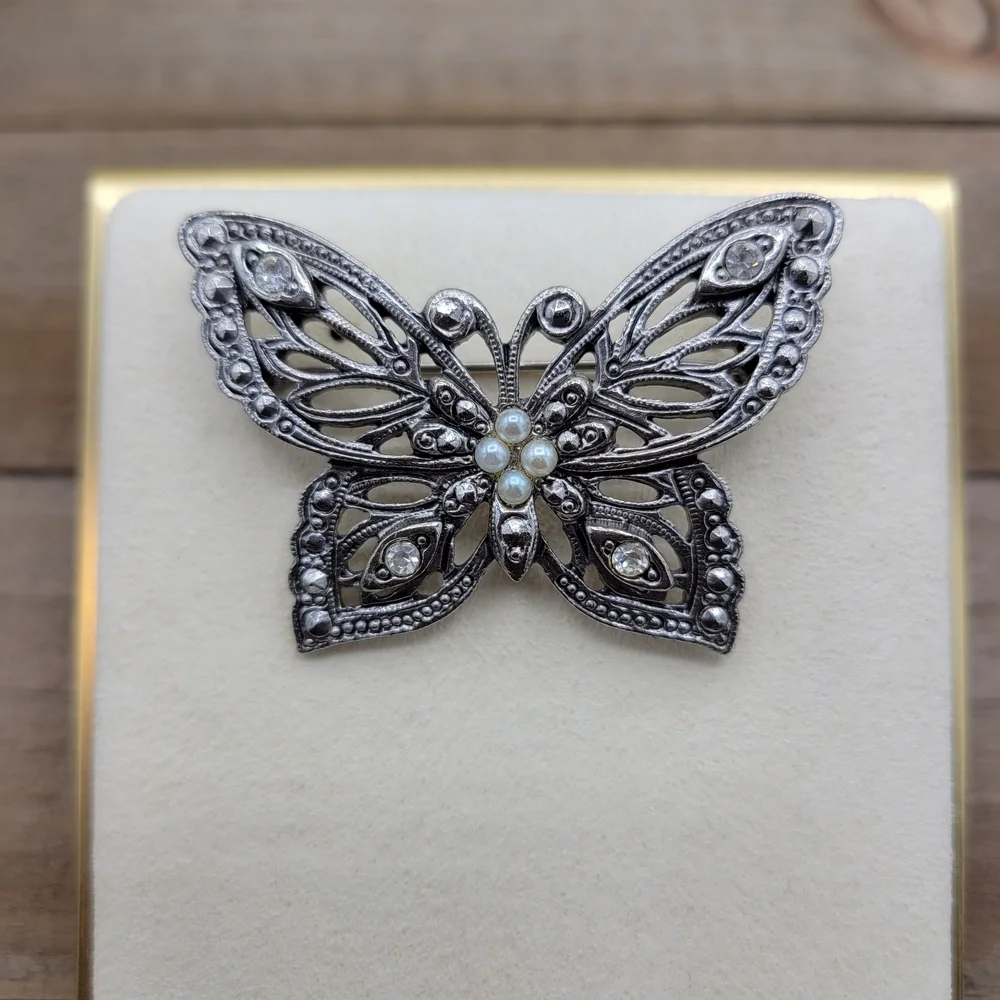 Vintage/Retro Avon Silvertone Butterfly Brooch Pin w/ Faux Pearls